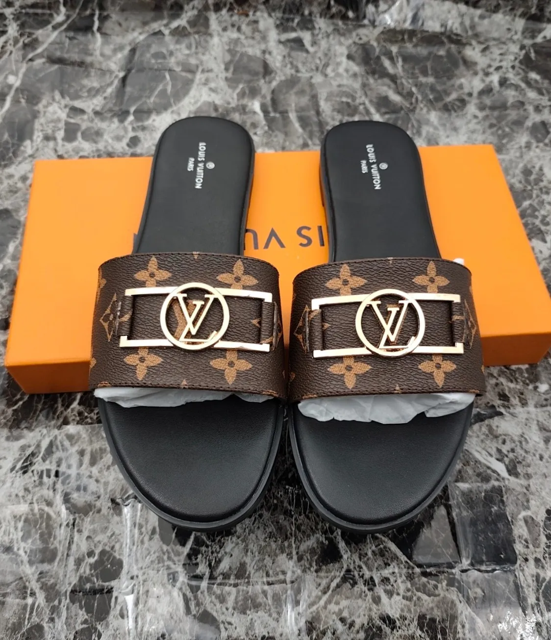 👟👟Ex-factory price 280👟👟 (available all year round) $❥V’s latest popular special material lock it series lock mop, super heavy industry launches! The golden lock on the toe is engraved with the LV letters logo 🔸Number of sizes 34-42) Welcome new and old customers to place orders in the picture above.